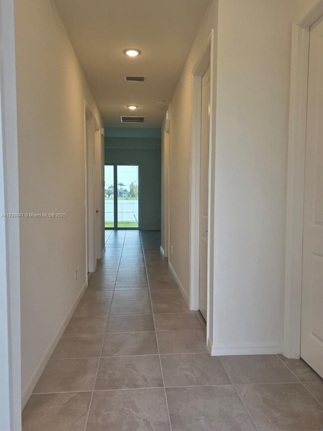 Building Photo - 408 NW 31st Pl