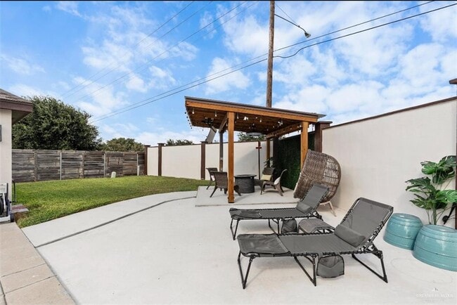 Building Photo - 21 N Loretta Lynn Dr