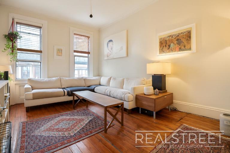 Building Photo - Spacious 1.5 BED in Bushwick/East Williams...