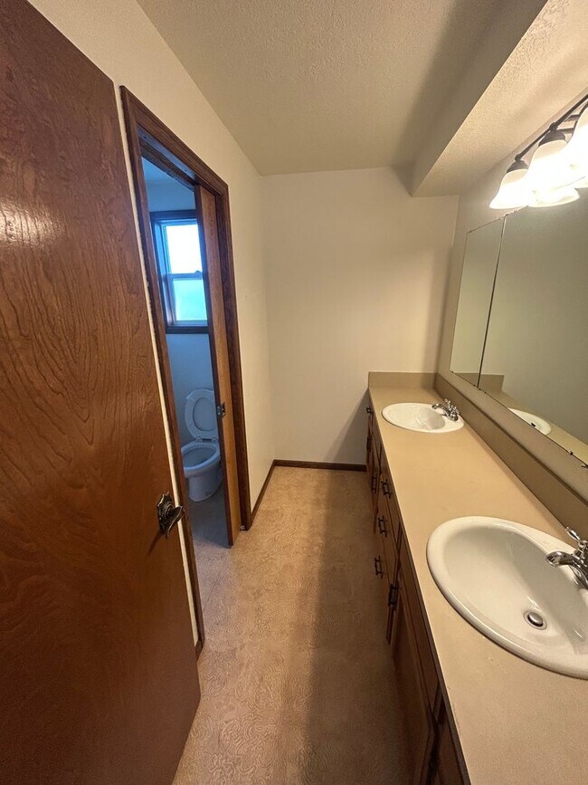 Building Photo - 4 Bedroom, 2 Bathroom House in Lynden with Fenced Yard