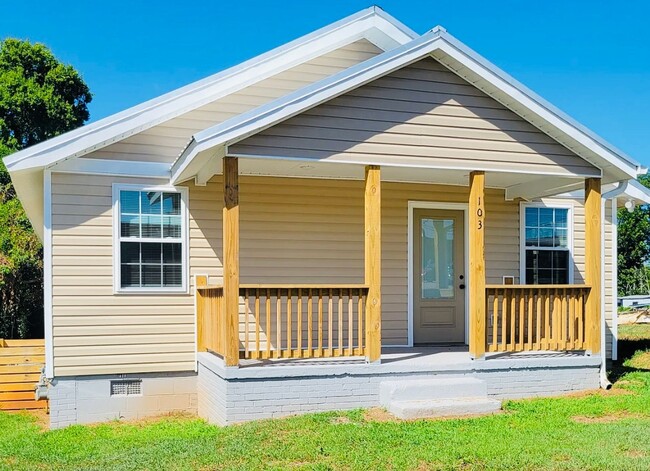 Building Photo - Newly Remodeled 3/1 Move In Ready Now!
