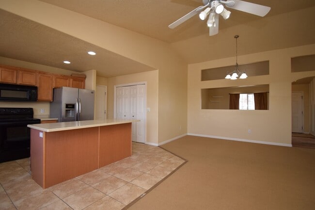 Building Photo - Charming Lakeview 3 Bed Home Near Schools & Churches!!