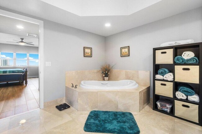 Building Photo - 2640 Lake Shore Dr