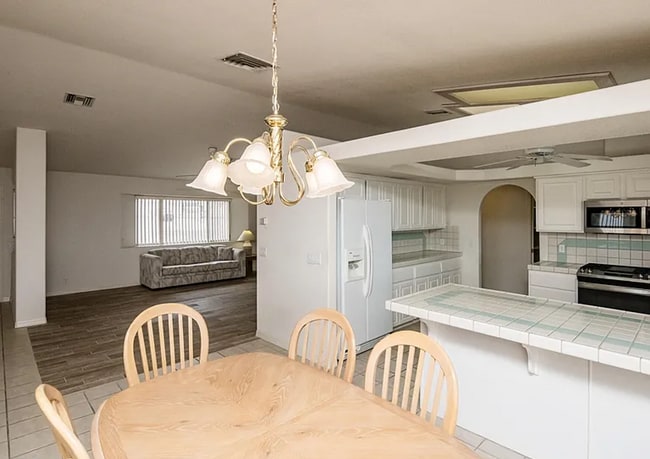 Building Photo - South Side 3 Bedroom Home-Rent Now REDUCED