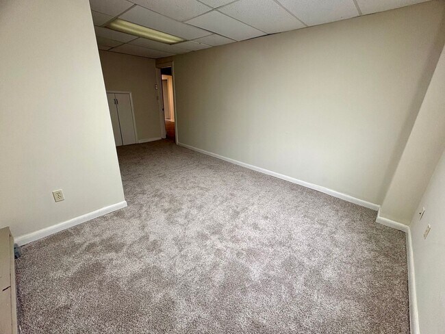 Building Photo - 1325 W Poplar St