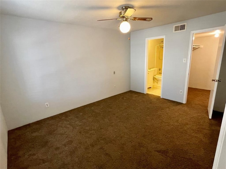 Building Photo - 9797 Leawood Blvd