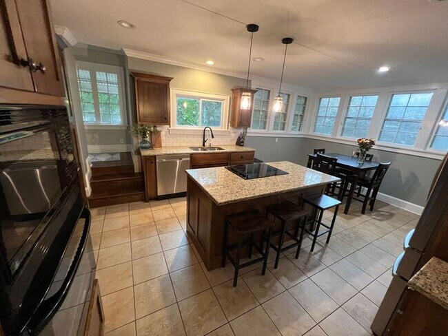 Building Photo - 616 W 63rd St