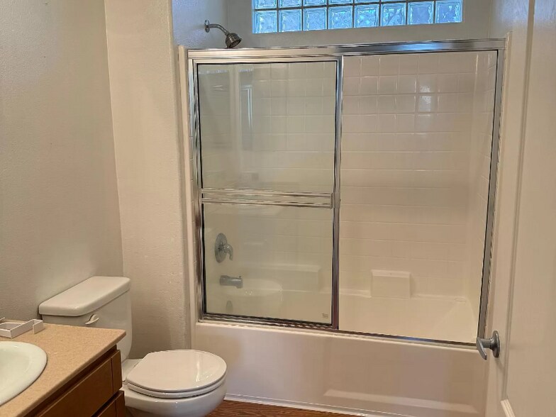 Building Photo - 4060 Glencoe Ave