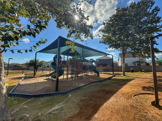 Building Photo - Immaculate Two Story Home in Legend Point Just Minutes from IH-35, shopping and area school!