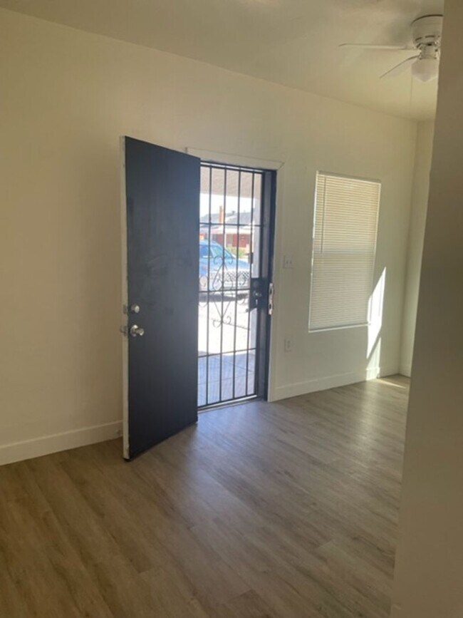 Building Photo - Unique Tri plex