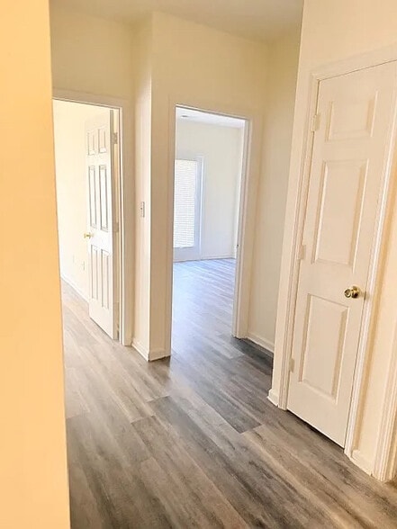 Building Photo - Room in Duplex on North St