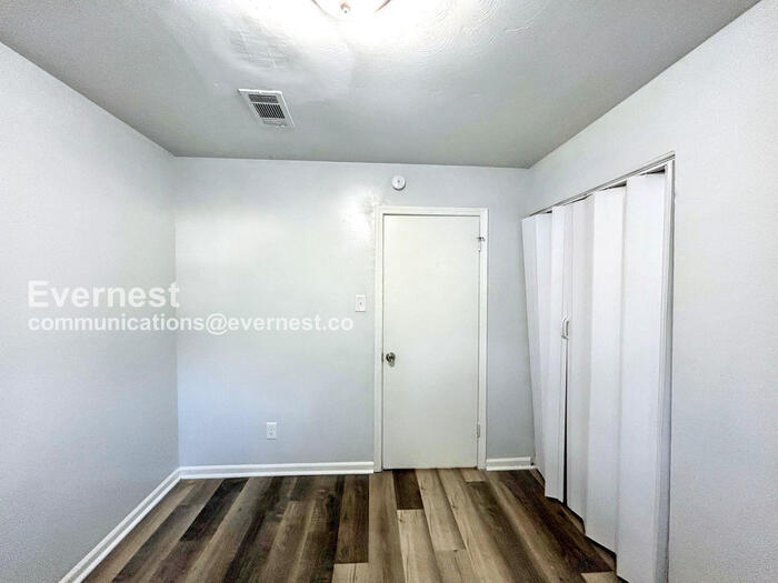 Building Photo - 4620 Sunnybrook St