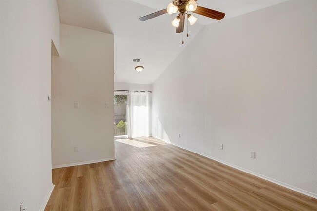 Building Photo - 1015 E Yager Ln