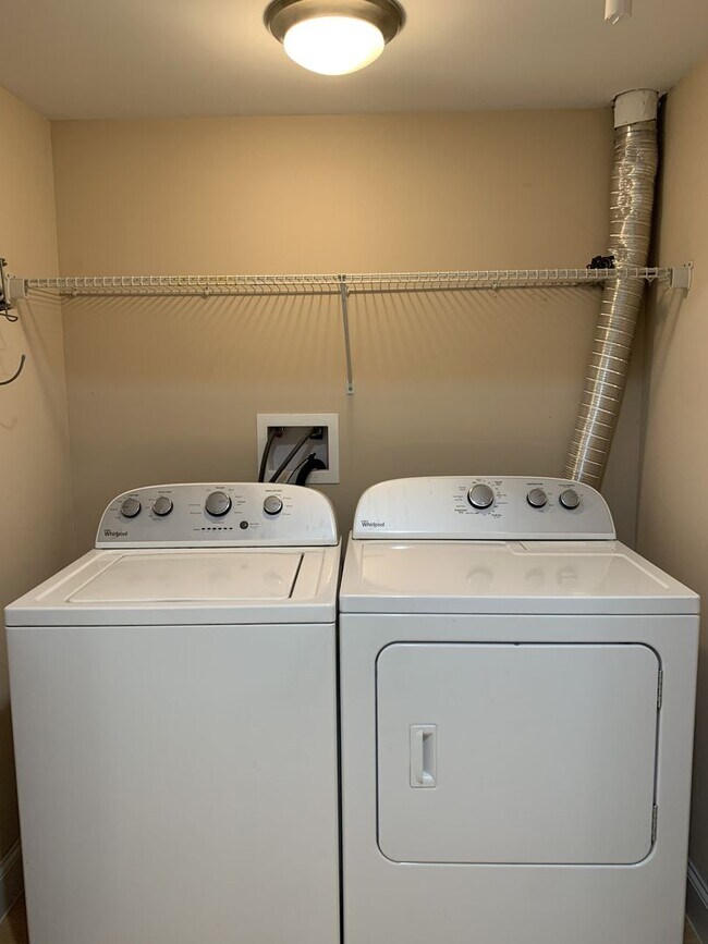 Building Photo - Spacious 3-Bed, 2.5-Bath Townhouse with Fenced Backyard!