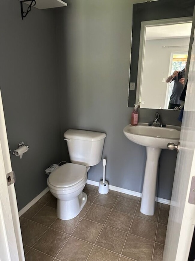 Building Photo - Beautiful Family home
