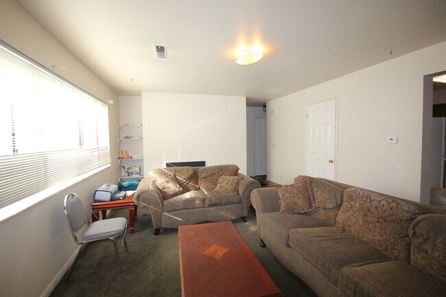 Building Photo - WHOLE APARTMENT available in Wellington 1 for Fall 2026