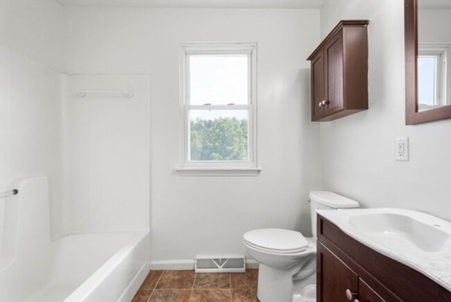 Building Photo - AVAILABLE FOR EARLY OCTOBER! 2-BEDROOM TOW...
