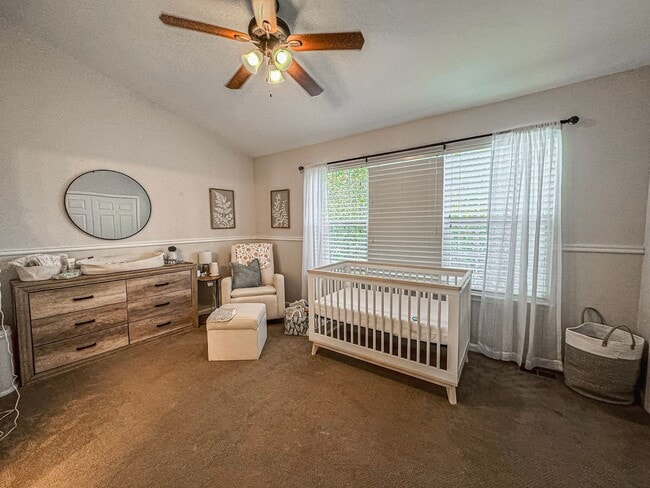 Building Photo - Gorgeous 2 Bed 2.5 Bath Townhome With A Fenced Yard In Exeter