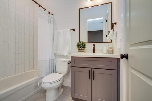 Building Photo - 2309 Eagle St