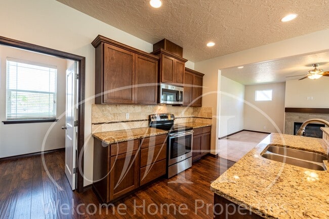 Building Photo - Newer Large Home in Great Neighborhood wit...
