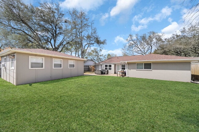 Building Photo - Charming 4-Bed Home with Granite Elegance in Sugar Land