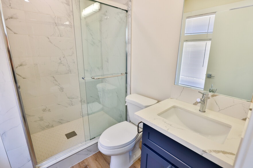 Building Photo - 1426 W 27th St