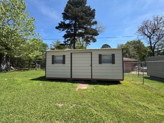 Building Photo - Gorgeous 4 bedroom/1 bath with Central Air and Heat!