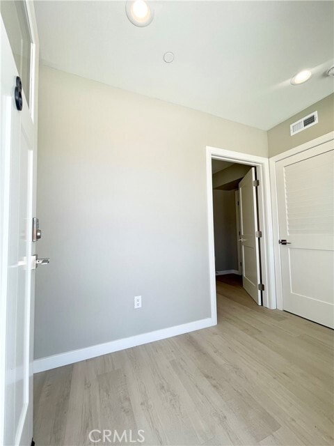 Building Photo - 4251 E Live Oak Ave