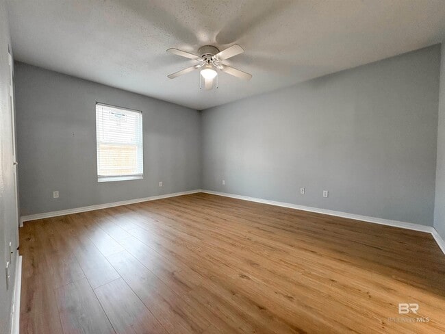 Building Photo - 5652 Dee St