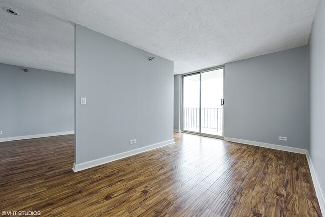 Building Photo - 1212 N La Salle Dr