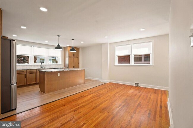 Building Photo - 668 Renz St