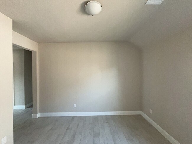 Building Photo - 612 Amenduni Ln