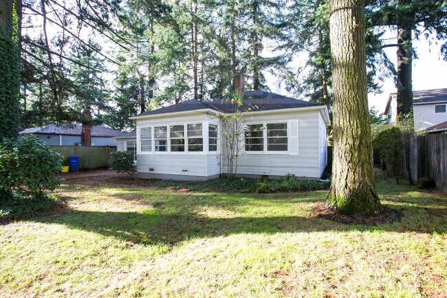 Building Photo - Spacious 3 Bedroom Home Available on Fores...