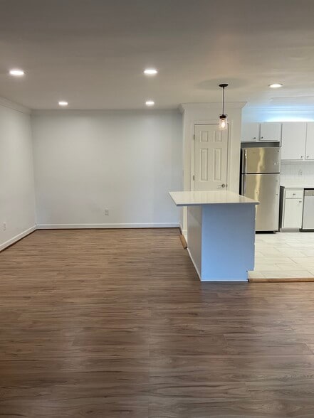 Building Photo - 1019 Woodland Vlg