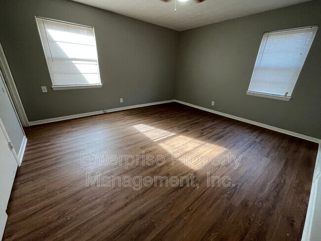 Building Photo - 2859 Invergarry Rd