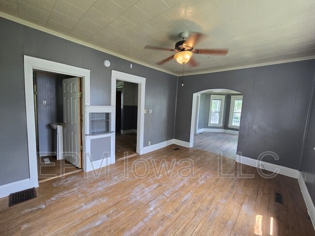 Building Photo - 402 Sunnyside Ave