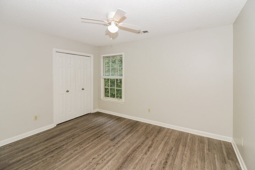 Building Photo - 405 Locust Grove Dr
