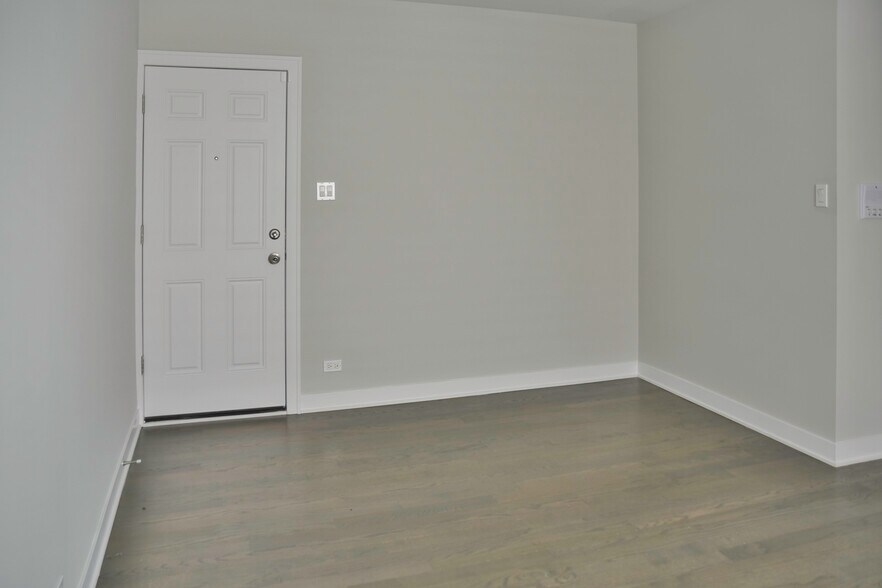 Building Photo - 520 W Cornelia Ave