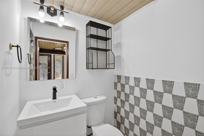 Building Photo - 630 NE 14th Ave