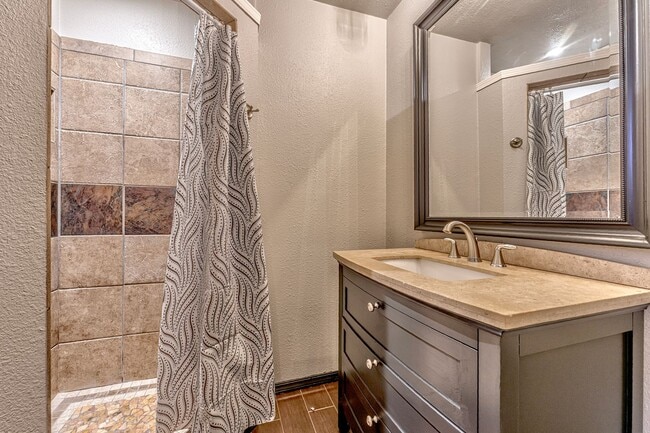 Building Photo - Fully Furnished Rental