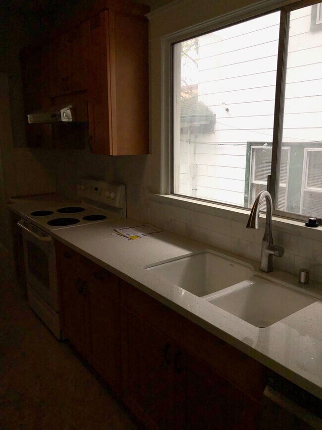Building Photo - University Duplex