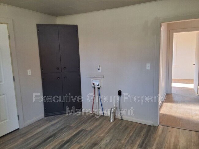 Building Photo - 746 W Elm Rd