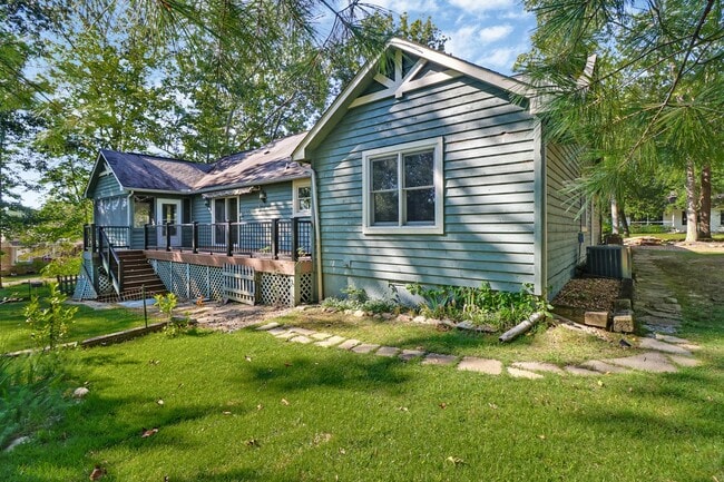 Building Photo - Immaculate, fully furnished property with lake views. Available for 6 to 12 month lease