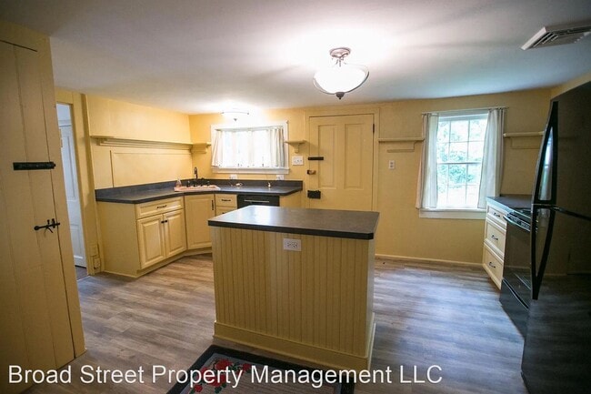 Building Photo - 3 br, 2 bath House - 66 E Main Street