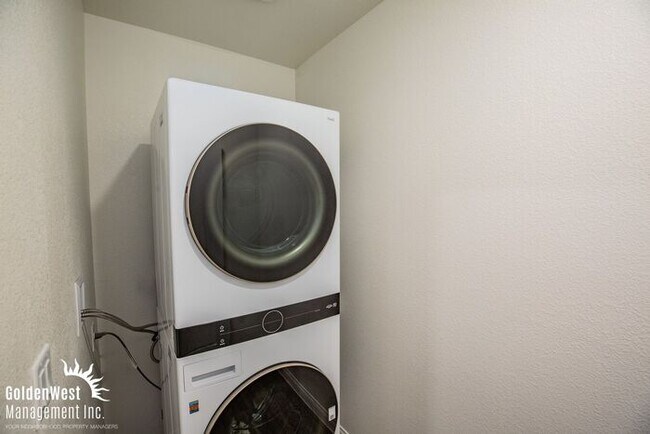 Building Photo - Modern 3Bdm 2Ba Townhome with Community Pool in Southwest Las Vegas.