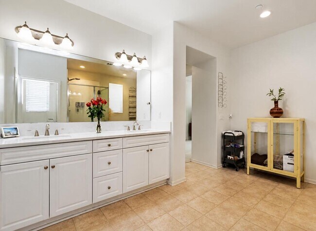 Building Photo - 2772 E Kennedy Privado