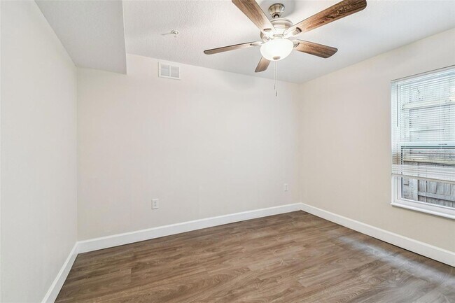 Building Photo - 650 E Tarpon Ave