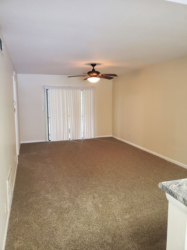 Building Photo - **Available NOW** 2 Bedroom/ 2 Bath Condo close to Truman and Coffee Bluff Marina- community Pool!