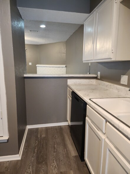 Primary Photo - 113 S Las Vegas Trail