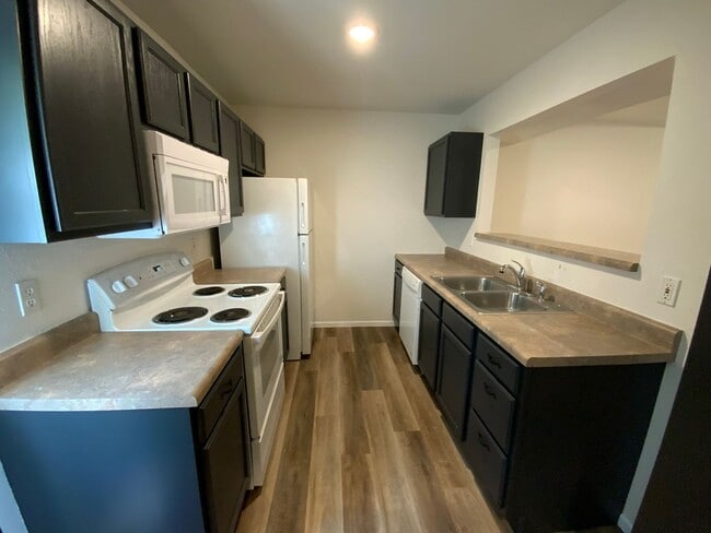 Building Photo - 4 Bedroom newly remodeled Duplex